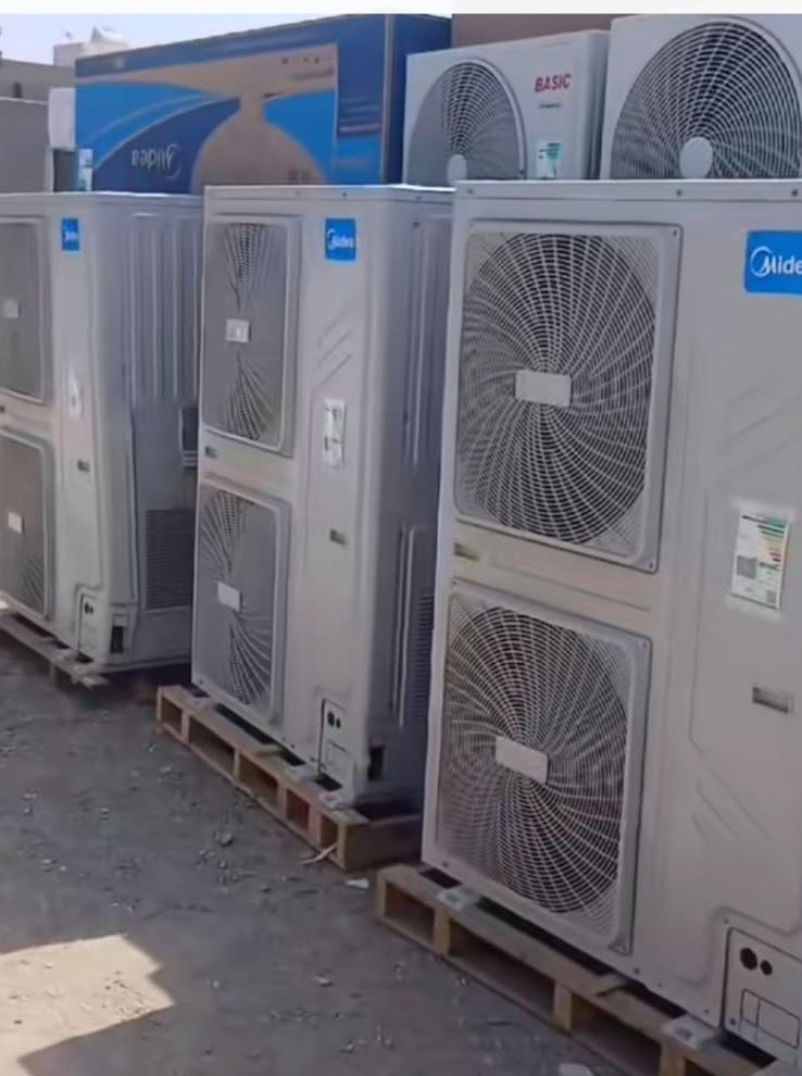 Certified HVAC technician performing a deep chemical wash on AC cooling coils in Riyadh