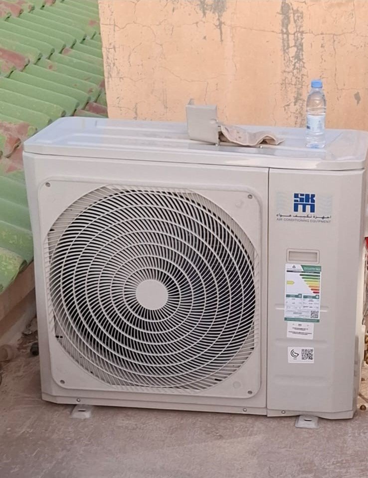 Expert technician repairing a residential window air conditioner in Al Badi'ah Riyadh